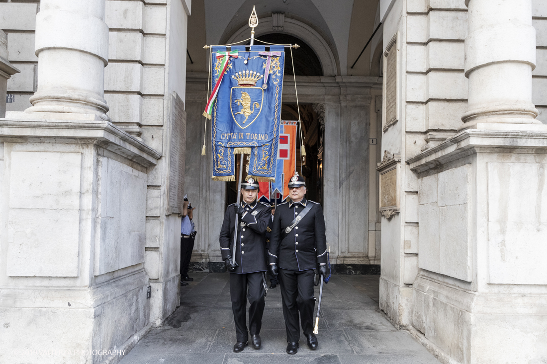 _G3I4408.jpg - 7/09/2019. Torino. Cerimonie di celebrazione dell'evento  con il gruppo storico Pietro Micca. Nella foto Onori al Gonfalone della cittÃ  ed alle autoritÃ , rassegna di reparti schierati da parte delle autoritÃ , commemorazione ed onori al monumento del principe Eugenio con salva di fucileria.