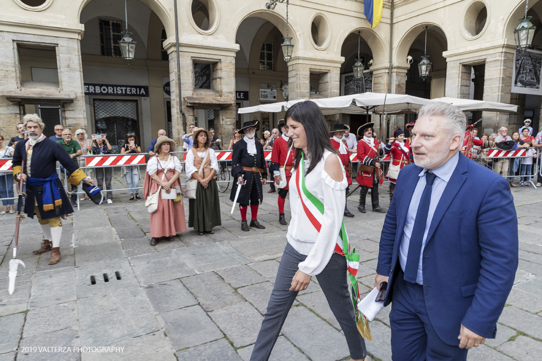 _G3I4422.jpg - 7/09/2019. Torino. Cerimonie di celebrazione dell'evento  con il gruppo storico Pietro Micca. Nella foto Onori al Gonfalone della cittÃ  ed alle autoritÃ , rassegna di reparti schierati da parte delle autoritÃ , commemorazione ed onori al monumento del principe Eugenio con salva di fucileria.