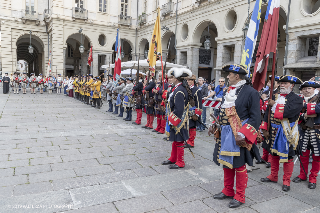 _G3I4520.jpg - 7/09/2019. Torino. Cerimonie di celebrazione dell'evento  con il gruppo storico Pietro Micca. Nella foto Onori al Gonfalone della cittÃ  ed alle autoritÃ , rassegna di reparti schierati da parte delle autoritÃ , commemorazione ed onori al monumento del principe Eugenio con salva di fucileria.