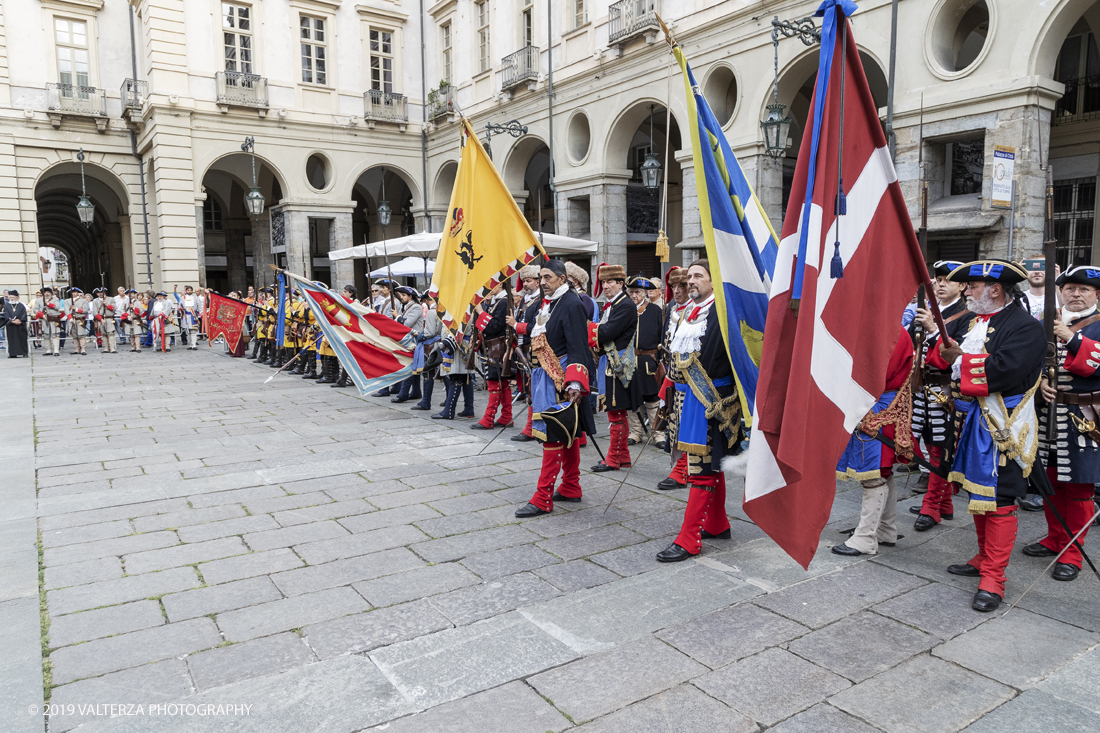 _G3I4527.jpg - 7/09/2019. Torino. Cerimonie di celebrazione dell'evento  con il gruppo storico Pietro Micca. Nella foto Onori al Gonfalone della cittÃ  ed alle autoritÃ , rassegna di reparti schierati da parte delle autoritÃ , commemorazione ed onori al monumento del principe Eugenio con salva di fucileria.