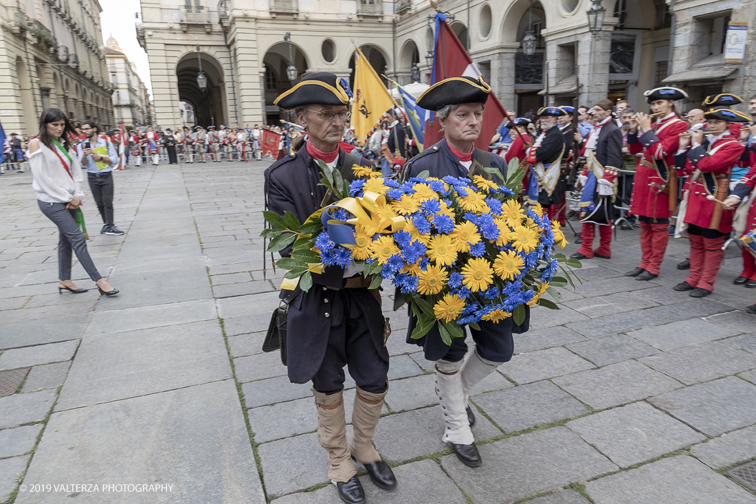 _G3I4534.jpg - 7/09/2019. Torino. Cerimonie di celebrazione dell'evento  con il gruppo storico Pietro Micca. Nella foto Onori al Gonfalone della cittÃ  ed alle autoritÃ , rassegna di reparti schierati da parte delle autoritÃ , commemorazione ed onori al monumento del principe Eugenio con salva di fucileria.