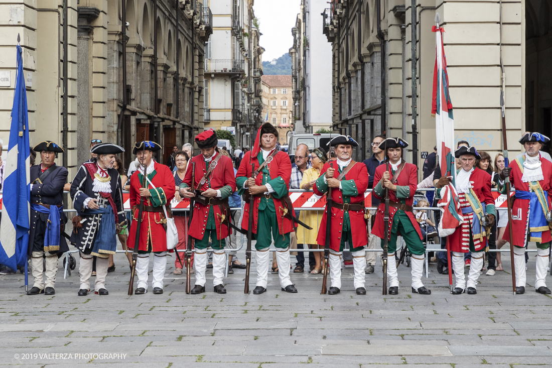 _G3I4572.jpg - 7/09/2019. Torino. Cerimonie di celebrazione dell'evento  con il gruppo storico Pietro Micca. Nella foto Onori al Gonfalone della cittÃ  ed alle autoritÃ , rassegna di reparti schierati da parte delle autoritÃ , commemorazione ed onori al monumento del principe Eugenio con salva di fucileria.