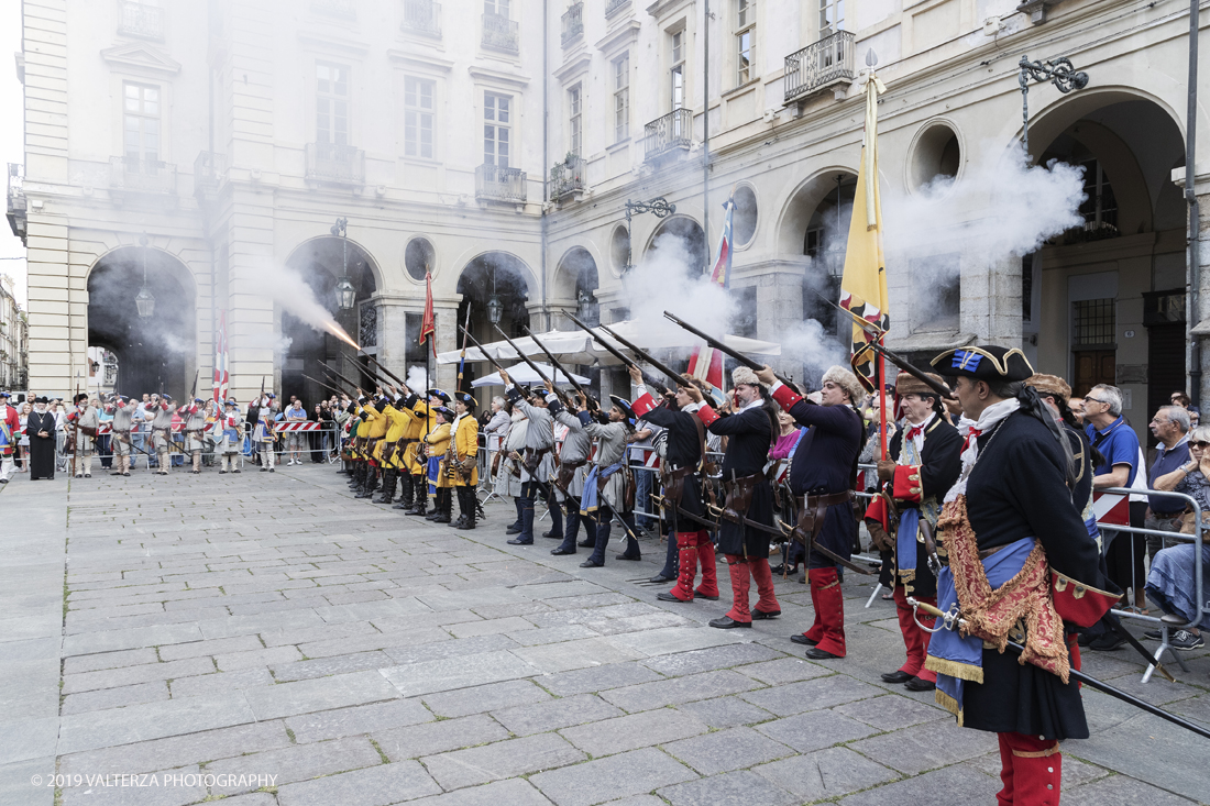 _G3I4599.jpg - 7/09/2019. Torino. Cerimonie di celebrazione dell'evento  con il gruppo storico Pietro Micca. Nella foto Onori al Gonfalone della cittÃ  ed alle autoritÃ , rassegna di reparti schierati da parte delle autoritÃ , commemorazione ed onori al monumento del principe Eugenio con salva di fucileria.