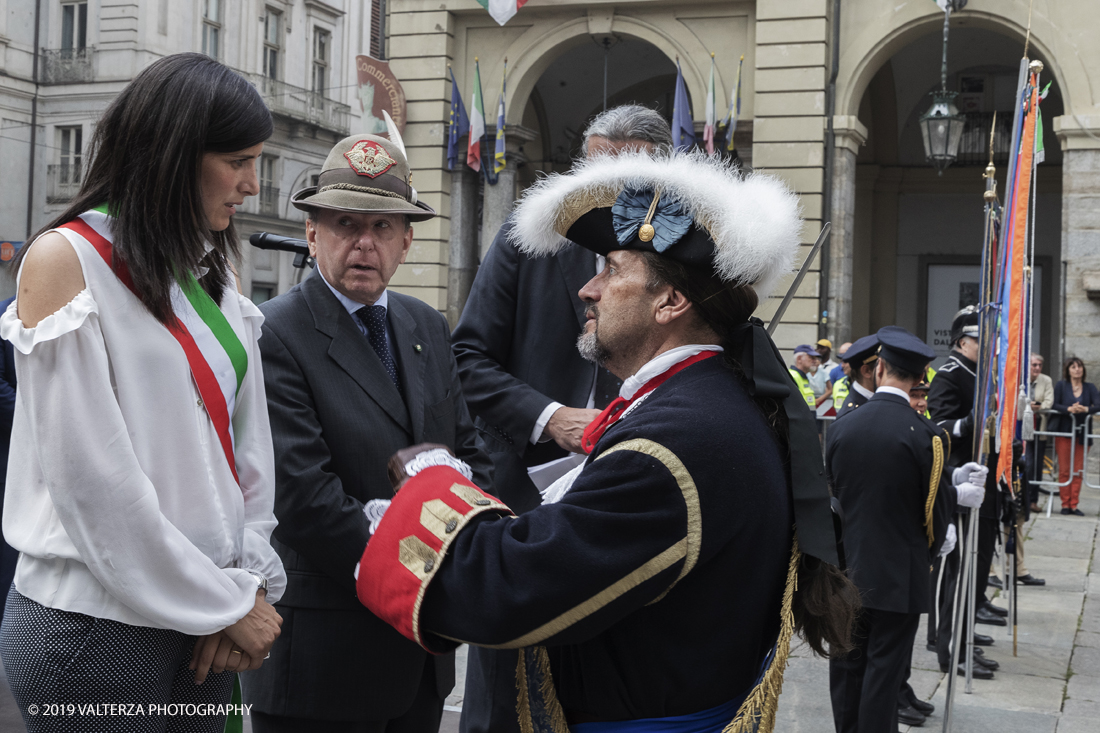 _G3I4636.jpg - 7/09/2019. Torino. Cerimonie di celebrazione dell'evento  con il gruppo storico Pietro Micca. Nella foto Onori al Gonfalone della cittÃ  ed alle autoritÃ , rassegna di reparti schierati da parte delle autoritÃ , commemorazione ed onori al monumento del principe Eugenio con salva di fucileria.