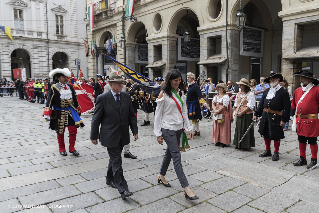 _G3I4650.jpg - 7/09/2019. Torino. Cerimonie di celebrazione dell'evento  con il gruppo storico Pietro Micca. Nella foto Onori al Gonfalone della cittÃ  ed alle autoritÃ , rassegna di reparti schierati da parte delle autoritÃ , commemorazione ed onori al monumento del principe Eugenio con salva di fucileria.