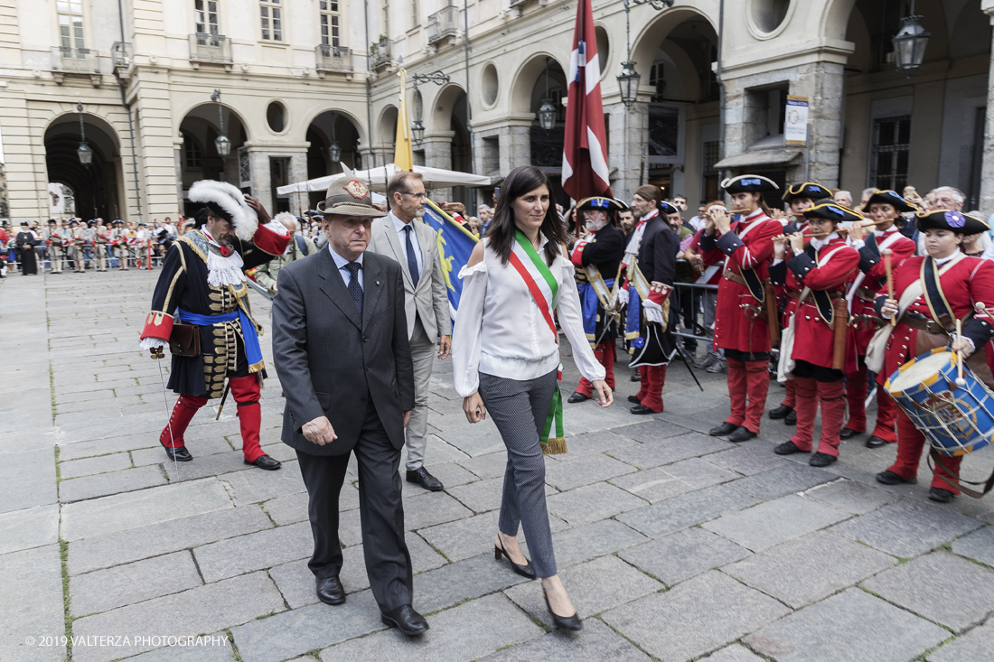 _G3I4660.jpg - 7/09/2019. Torino. Cerimonie di celebrazione dell'evento  con il gruppo storico Pietro Micca. Nella foto Onori al Gonfalone della cittÃ  ed alle autoritÃ , rassegna di reparti schierati da parte delle autoritÃ , commemorazione ed onori al monumento del principe Eugenio con salva di fucileria.