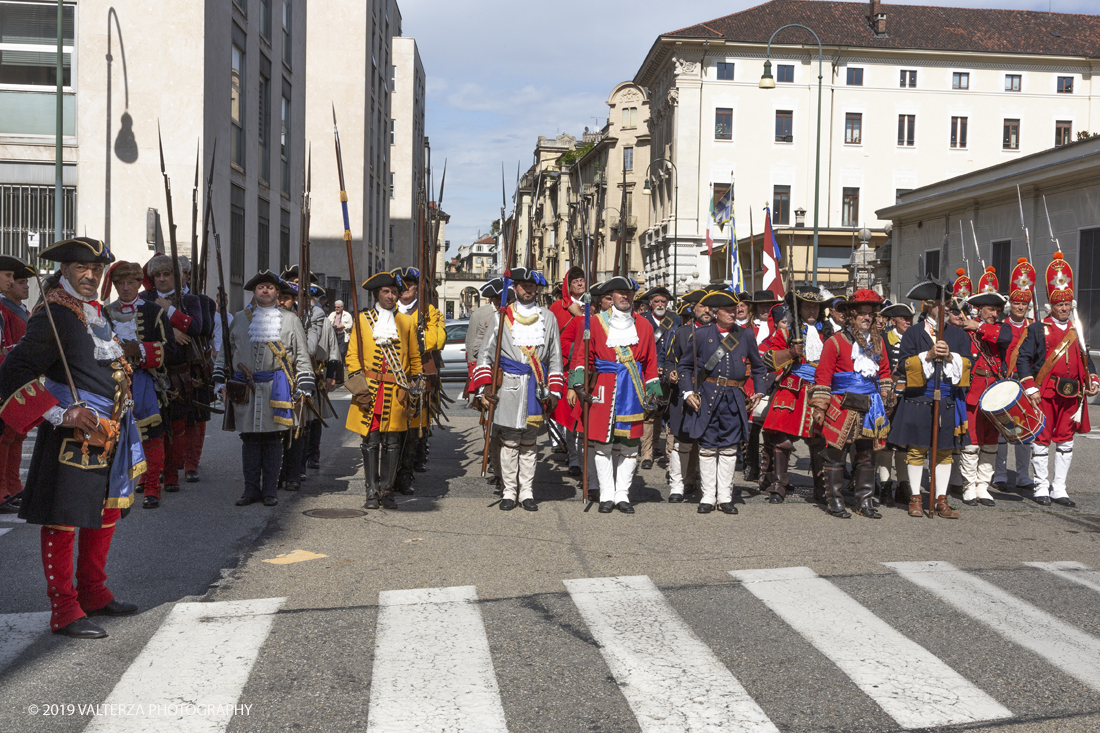 _X9B0692.jpg - 7/09/2019. Torino. Cerimonie di celebrazione dell'evento  con il gruppo storico Pietro Micca. Nella foto onori ai caduti francesi e ducali con deposizione di corona alla targa che ricorda il sacrificio di Pietro Micca in via Guicciardini.