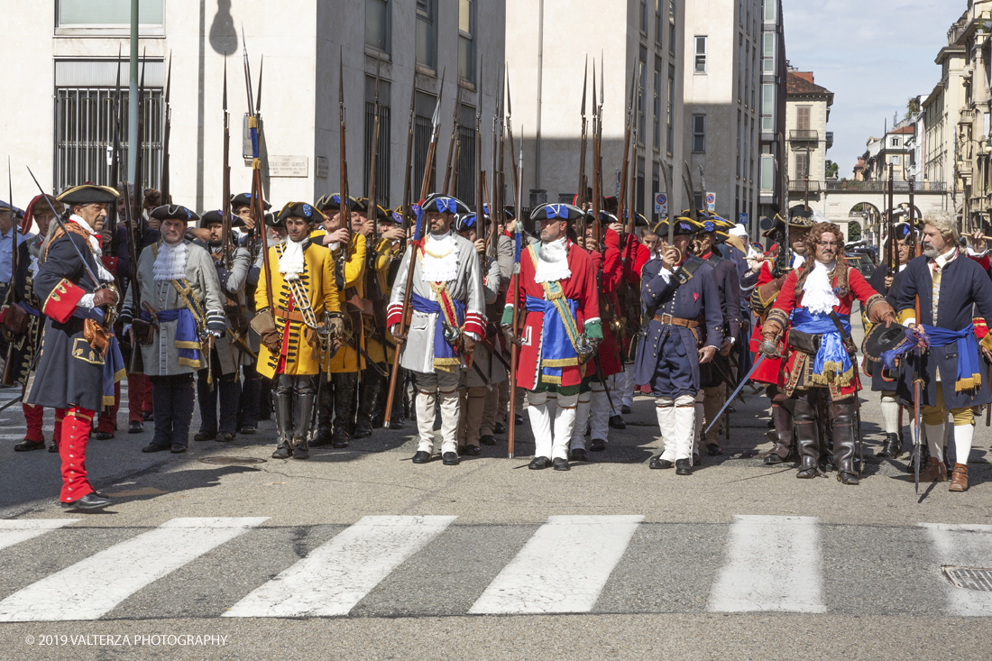 _X9B0706.jpg - 7/09/2019. Torino. Cerimonie di celebrazione dell'evento  con il gruppo storico Pietro Micca. Nella foto onori ai caduti francesi e ducali con deposizione di corona alla targa che ricorda il sacrificio di Pietro Micca in via Guicciardini.