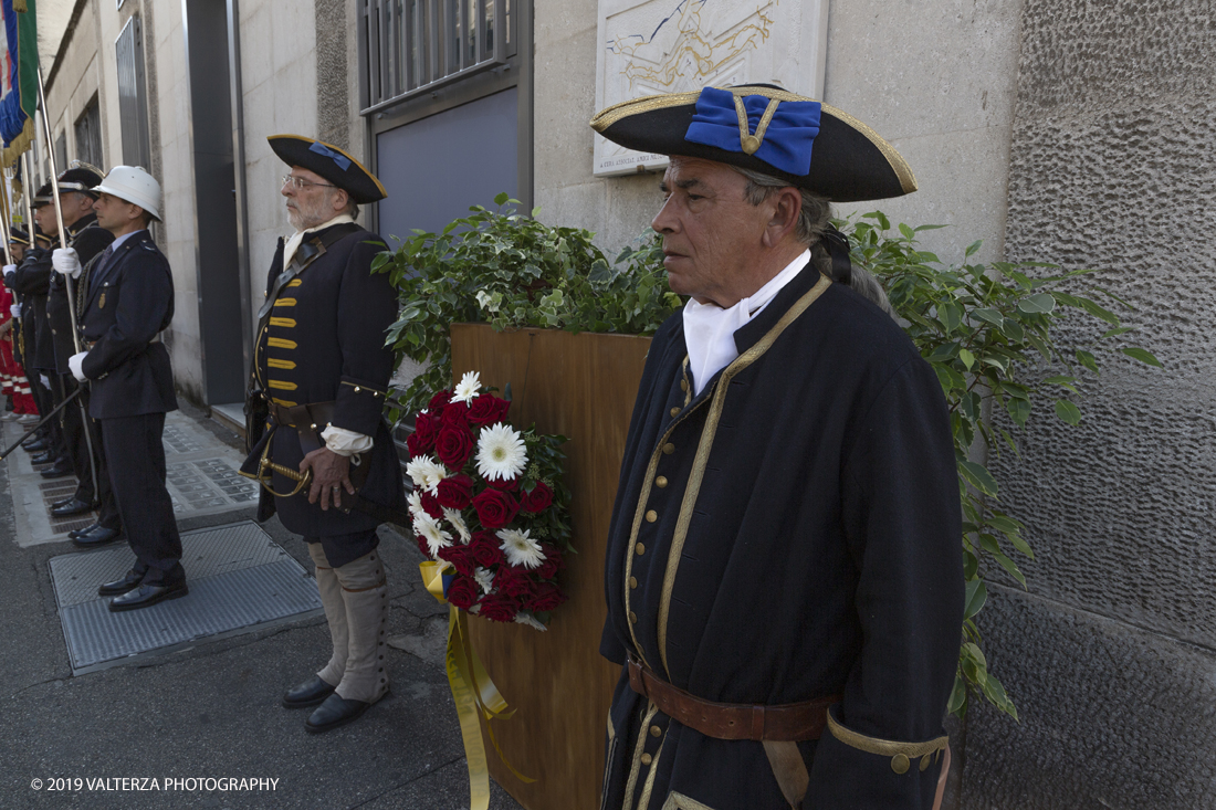 _X9B0808.jpg - 7/09/2019. Torino. Cerimonie di celebrazione dell'evento  con il gruppo storico Pietro Micca. Nella foto onori ai caduti francesi e ducali con deposizione di corona alla targa che ricorda il sacrificio di Pietro Micca in via Guicciardini.