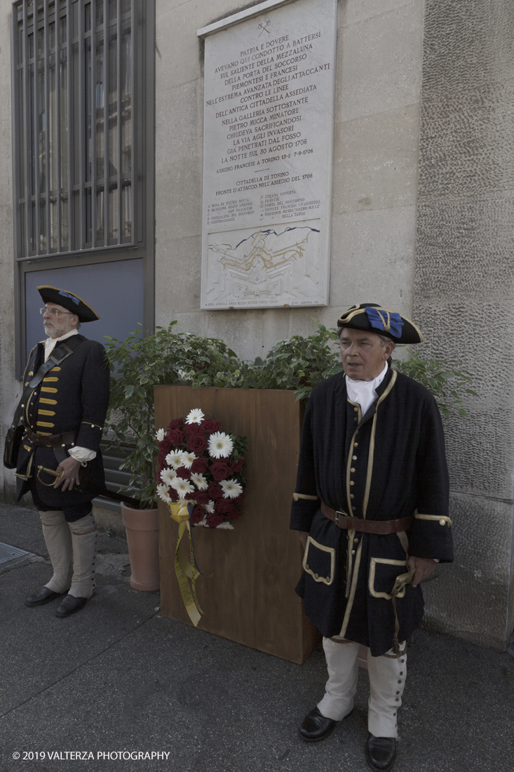 _X9B0832.jpg - 7/09/2019. Torino. Cerimonie di celebrazione dell'evento  con il gruppo storico Pietro Micca. Nella foto onori ai caduti francesi e ducali con deposizione di corona alla targa che ricorda il sacrificio di Pietro Micca in via Guicciardini.