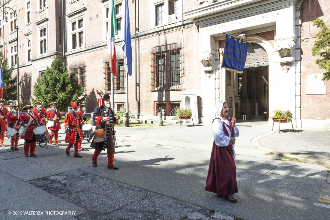 _X9B0914.jpg - 7/09/2019. Torino. Cerimonie di celebrazione dell'evento  con il gruppo storico Pietro Micca. Nella foto il corteo dei figuranti in costume storico  sfila di fronte alla caserma intitolata a Pietro Micca