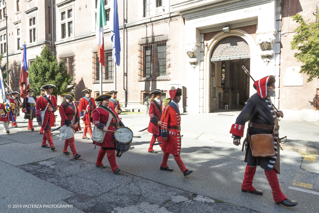 _X9B0922.jpg - 7/09/2019. Torino. Cerimonie di celebrazione dell'evento  con il gruppo storico Pietro Micca. Nella foto il corteo dei figuranti in costume storico  sfila di fronte alla caserma intitolata a Pietro Micca