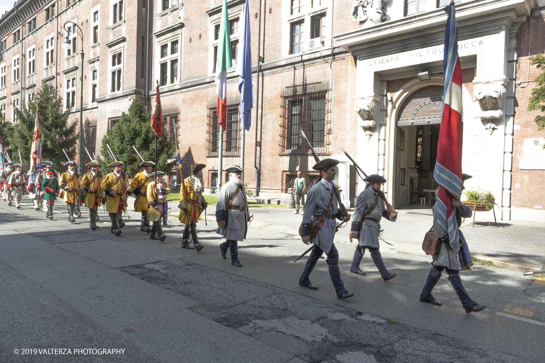 _X9B0950.jpg - 7/09/2019. Torino. Cerimonie di celebrazione dell'evento  con il gruppo storico Pietro Micca. Nella foto il corteo dei figuranti in costume storico  sfila di fronte alla caserma intitolata a Pietro Micca