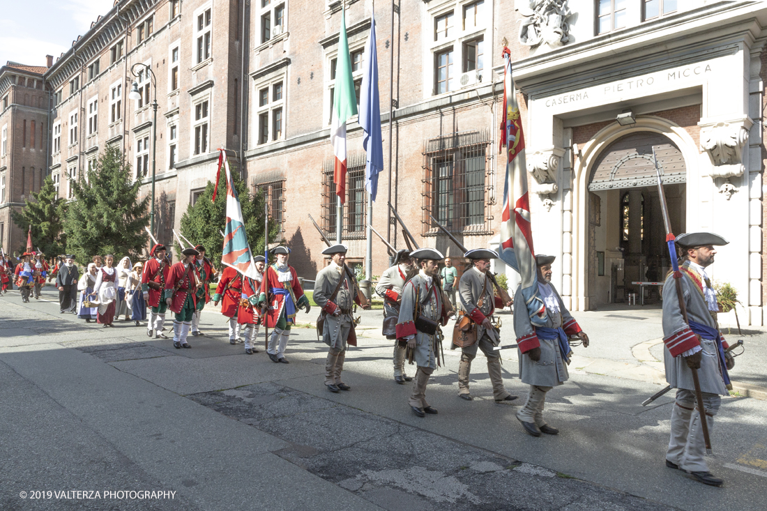 _X9B0965.jpg - 7/09/2019. Torino. Cerimonie di celebrazione dell'evento  con il gruppo storico Pietro Micca. Nella foto il corteo dei figuranti in costume storico  sfila di fronte alla caserma intitolata a Pietro Micca