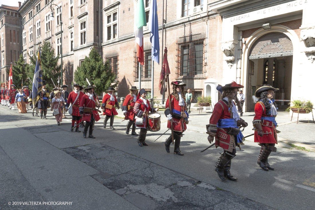 _X9B0979.jpg - 7/09/2019. Torino. Cerimonie di celebrazione dell'evento  con il gruppo storico Pietro Micca. Nella foto il corteo dei figuranti in costume storico  sfila di fronte alla caserma intitolata a Pietro Micca