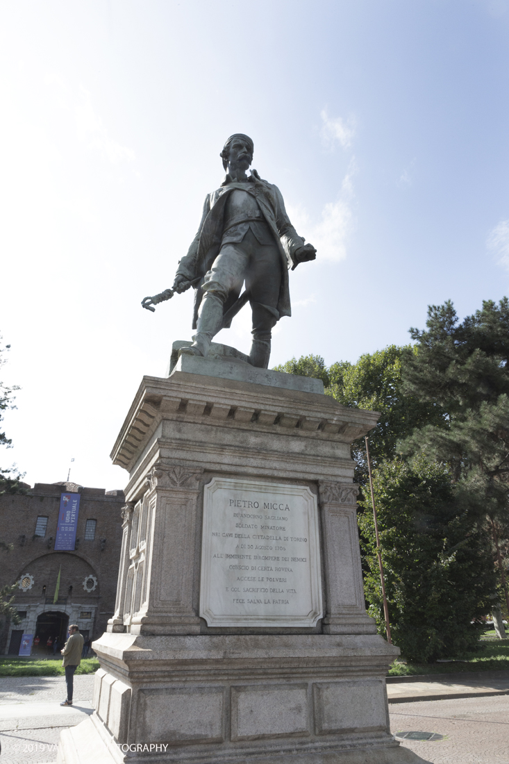 _X9B1056.jpg - 7/09/2019. Torino. Crimonie di celebrazione dell'evento  con il gruppo storico Pietro Micca. Nella foto onori al monumento di Pietro Micca con deposizione di corona e salve di cannone e di fucileria al Maschio della cittadella.