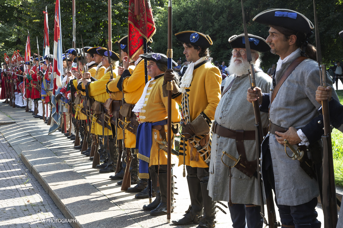 _X9B1113.jpg - 7/09/2019. Torino. Crimonie di celebrazione dell'evento  con il gruppo storico Pietro Micca. Nella foto onori al monumento di Pietro Micca con deposizione di corona e salve di cannone e di fucileria al Maschio della cittadella.