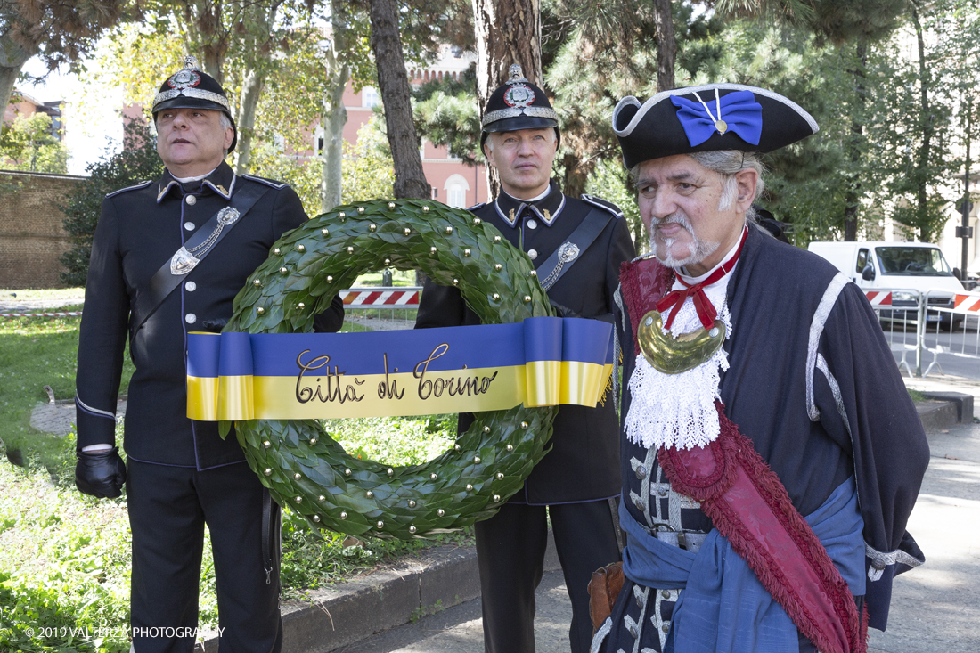 _X9B1121.jpg - 7/09/2019. Torino. Crimonie di celebrazione dell'evento  con il gruppo storico Pietro Micca. Nella foto onori al monumento di Pietro Micca con deposizione di corona e salve di cannone e di fucileria al Maschio della cittadella.