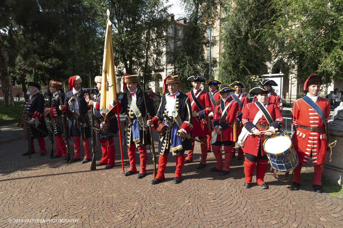 _X9B1144.jpg - 7/09/2019. Torino. Crimonie di celebrazione dell'evento  con il gruppo storico Pietro Micca. Nella foto onori al monumento di Pietro Micca con deposizione di corona e salve di cannone e di fucileria al Maschio della cittadella.