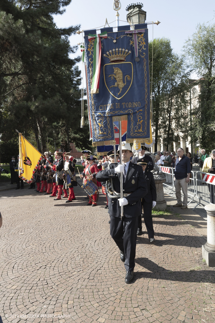 _X9B1167.jpg - 7/09/2019. Torino. Crimonie di celebrazione dell'evento  con il gruppo storico Pietro Micca. Nella foto onori al monumento di Pietro Micca con deposizione di corona e salve di cannone e di fucileria al Maschio della cittadella.