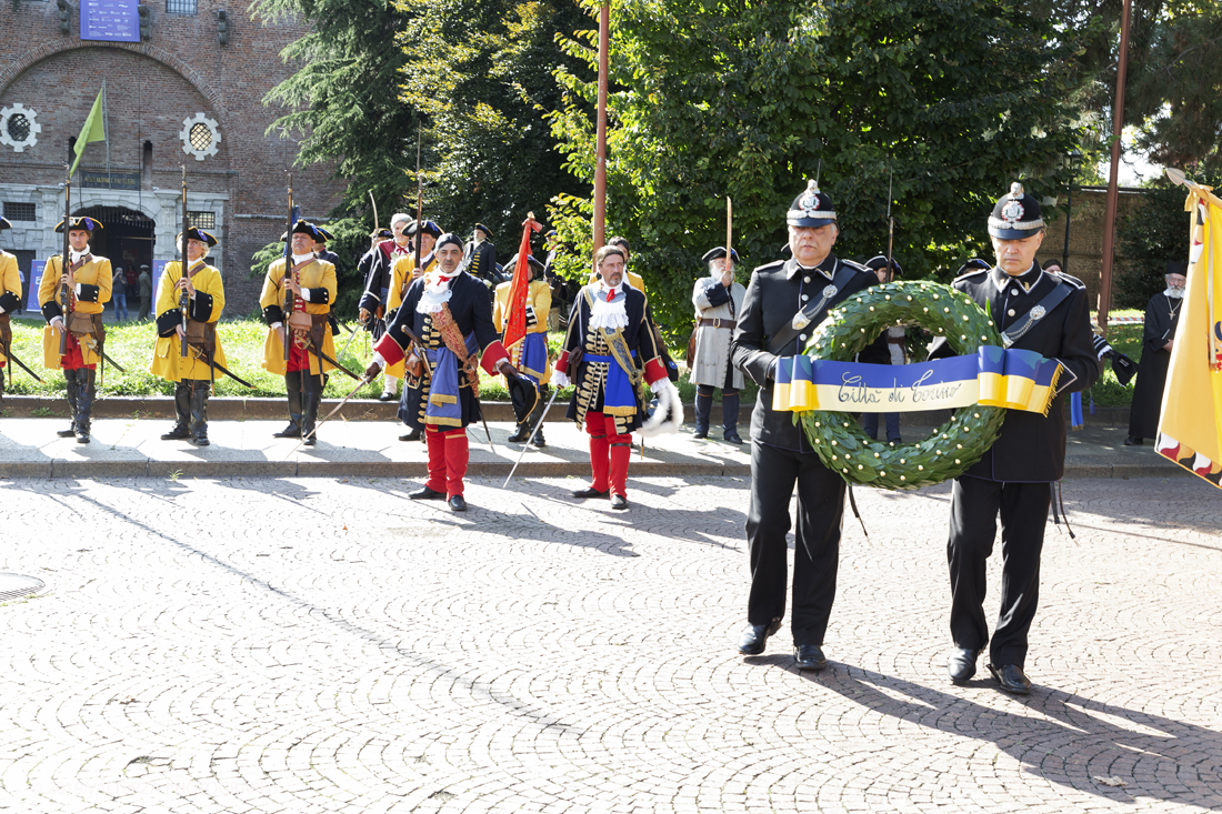 _X9B1205.jpg - 7/09/2019. Torino. Crimonie di celebrazione dell'evento  con il gruppo storico Pietro Micca. Nella foto onori al monumento di Pietro Micca con deposizione di corona e salve di cannone e di fucileria al Maschio della cittadella.