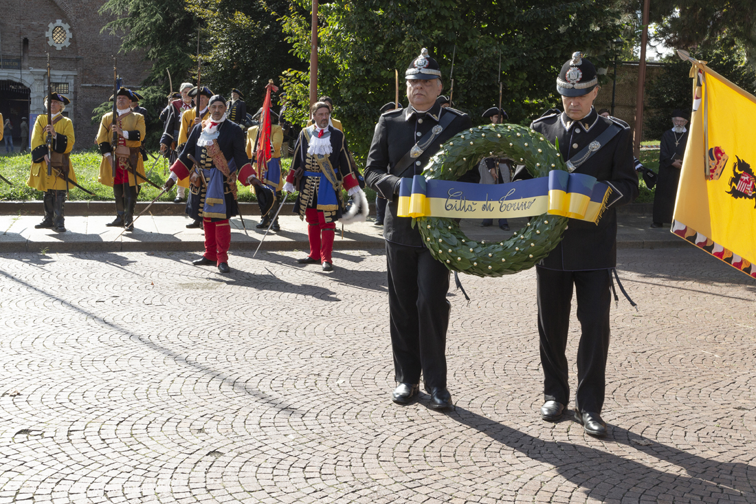 _X9B1206.jpg - 7/09/2019. Torino. Crimonie di celebrazione dell'evento  con il gruppo storico Pietro Micca. Nella foto onori al monumento di Pietro Micca con deposizione di corona e salve di cannone e di fucileria al Maschio della cittadella.