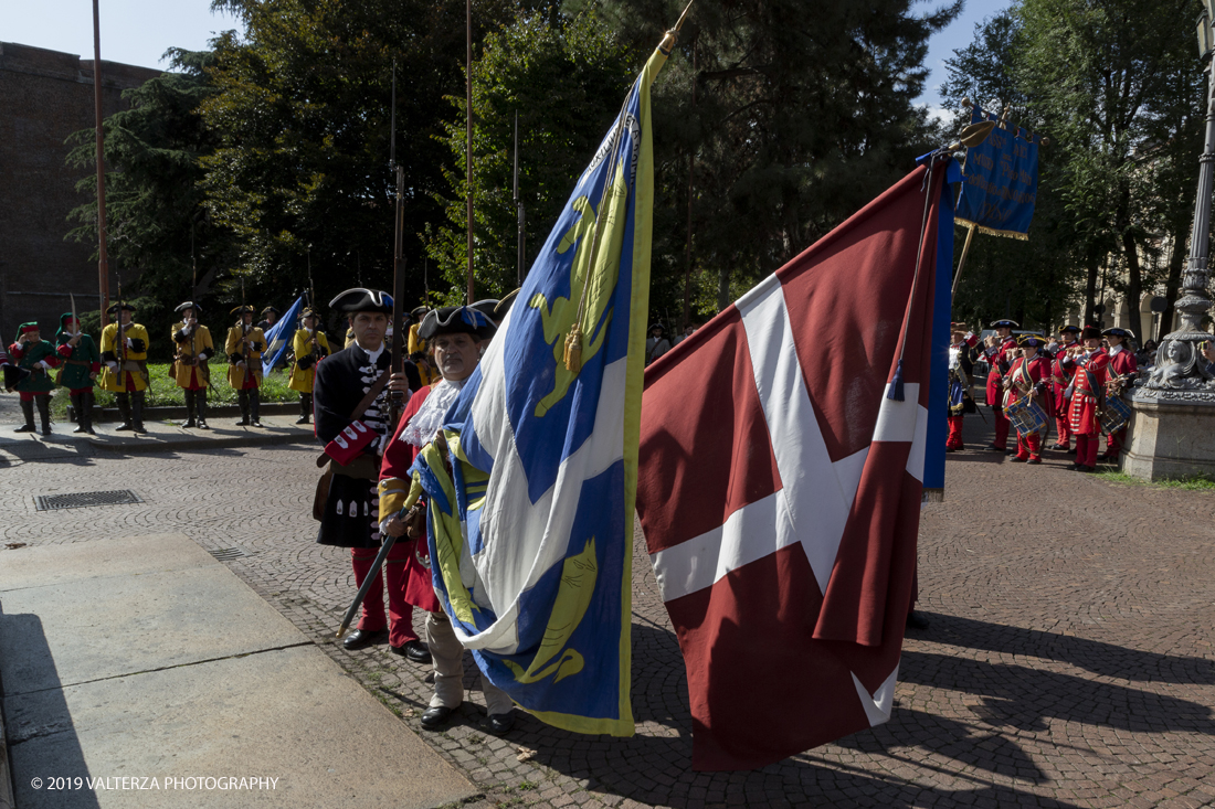 _X9B1242.jpg - 7/09/2019. Torino. Crimonie di celebrazione dell'evento  con il gruppo storico Pietro Micca. Nella foto onori al monumento di Pietro Micca con deposizione di corona e salve di cannone e di fucileria al Maschio della cittadella.