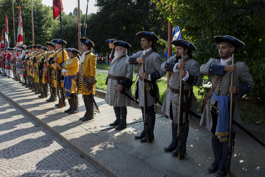 _X9B1255.jpg - 7/09/2019. Torino. Crimonie di celebrazione dell'evento  con il gruppo storico Pietro Micca. Nella foto onori al monumento di Pietro Micca con deposizione di corona e salve di cannone e di fucileria al Maschio della cittadella.