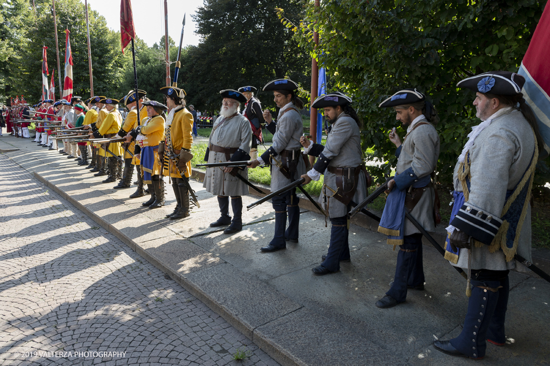 _X9B1266.jpg - 7/09/2019. Torino. Crimonie di celebrazione dell'evento  con il gruppo storico Pietro Micca. Nella foto onori al monumento di Pietro Micca con deposizione di corona e salve di cannone e di fucileria al Maschio della cittadella.