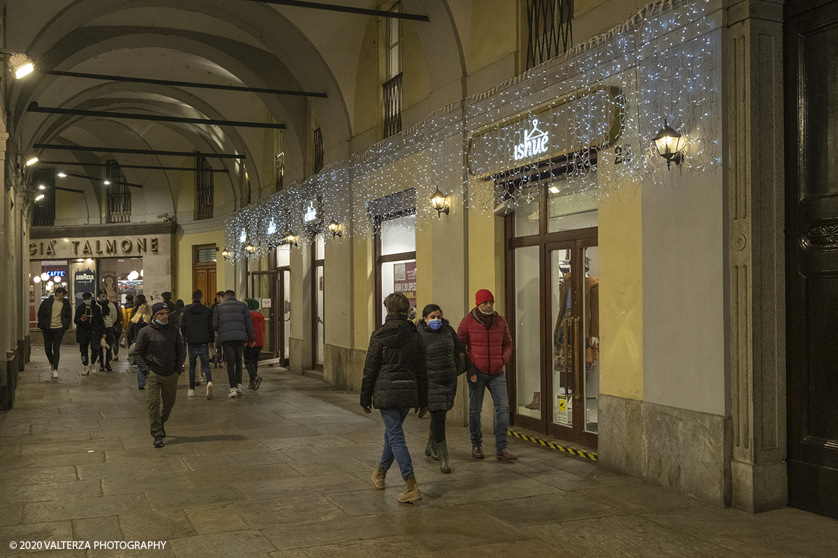 _DSF9104.jpg - 13/12/2020. Torino. Torino si prepara al Natale. Nella foto i portici di Piazza Carlo Felice