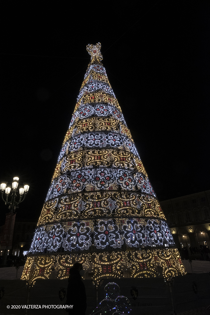 _DSF9198.jpg - 13/12/2020. Torino. Torino si prepara al Natale. Nella foto l'albero di natale di Piazza San Carlo