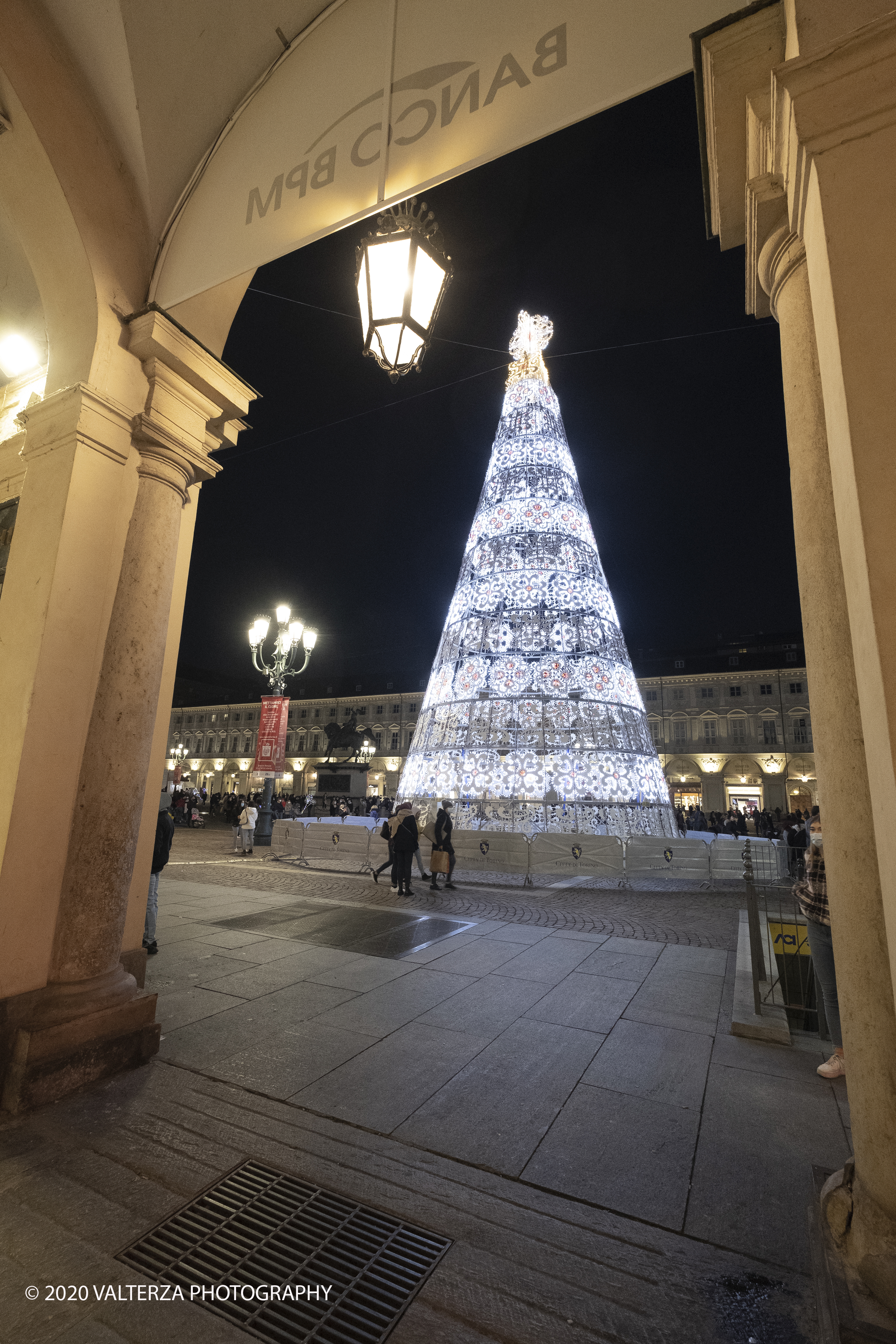 _DSF9225.jpg - 13/12/2020. Torino. Torino si prepara al Natale. Nella foto l'albero di natale di Piazza San Carlo