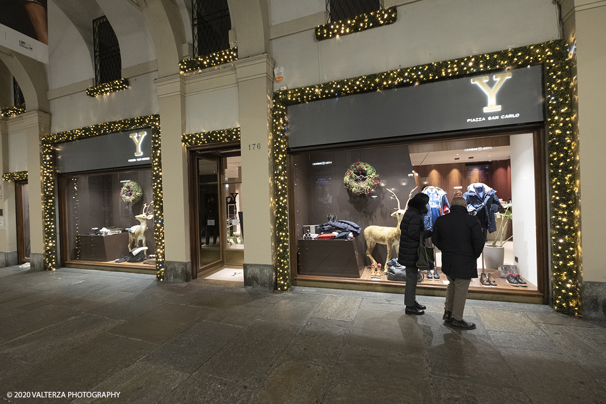 _DSF9248.jpg - 13/12/2020. Torino. Torino si prepara al Natale. Nella foto vetrine sotto i portici di piazza San Carlo