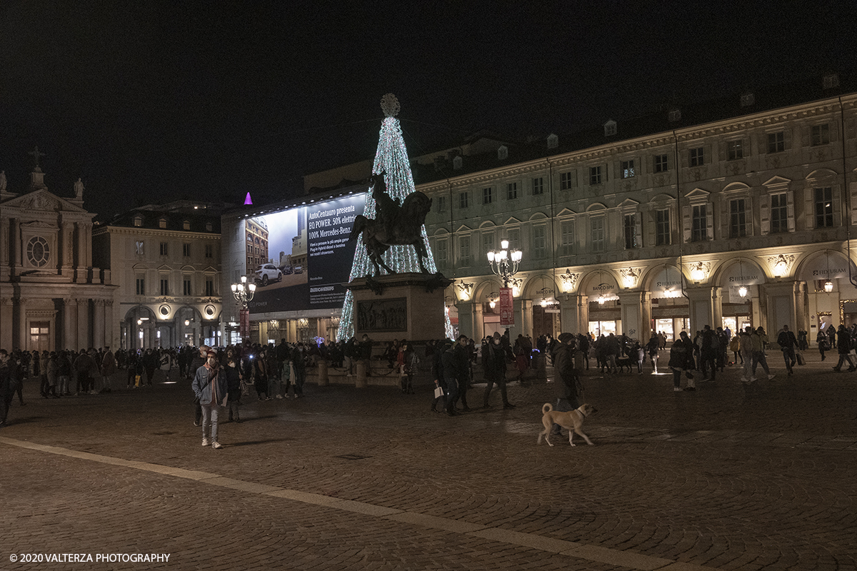 _DSF9326.jpg - 13/12/2020. Torino. Torino si prepara al Natale. Nella foto piazza San Carlo con l'albero di Natale