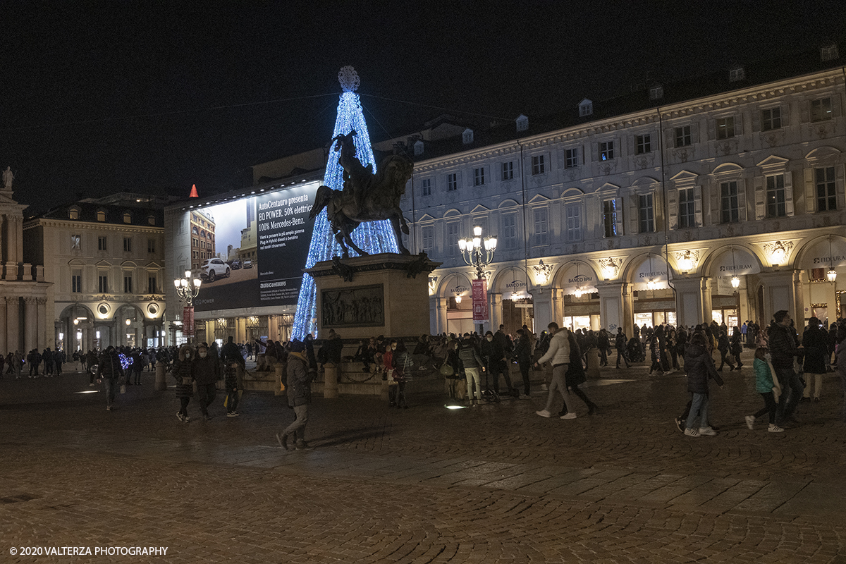 _DSF9332.jpg - 13/12/2020. Torino. Torino si prepara al Natale. Nella foto piazza San Carlo con l'albero di Natale