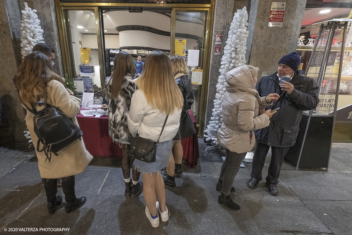 _DSF9354.jpg - 13/12/2020. Torino. Torino si prepara al Natale. Nella foto in coda davanti ad un un bar dei portici di piazza San Carlo