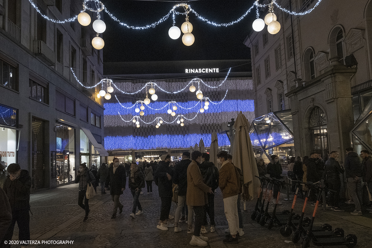 _DSF9378.jpg - 13/12/2020. Torino. Torino si prepara al Natale. Nella foto il palazzo della rinascente in via Lagrange