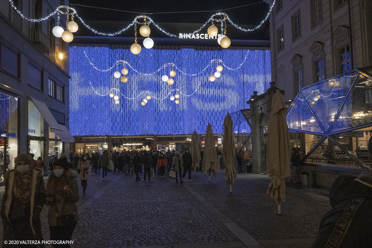 _DSF9383.jpg - 13/12/2020. Torino. Torino si prepara al Natale. Nella foto il palazzo della rinascente in via Lagrange