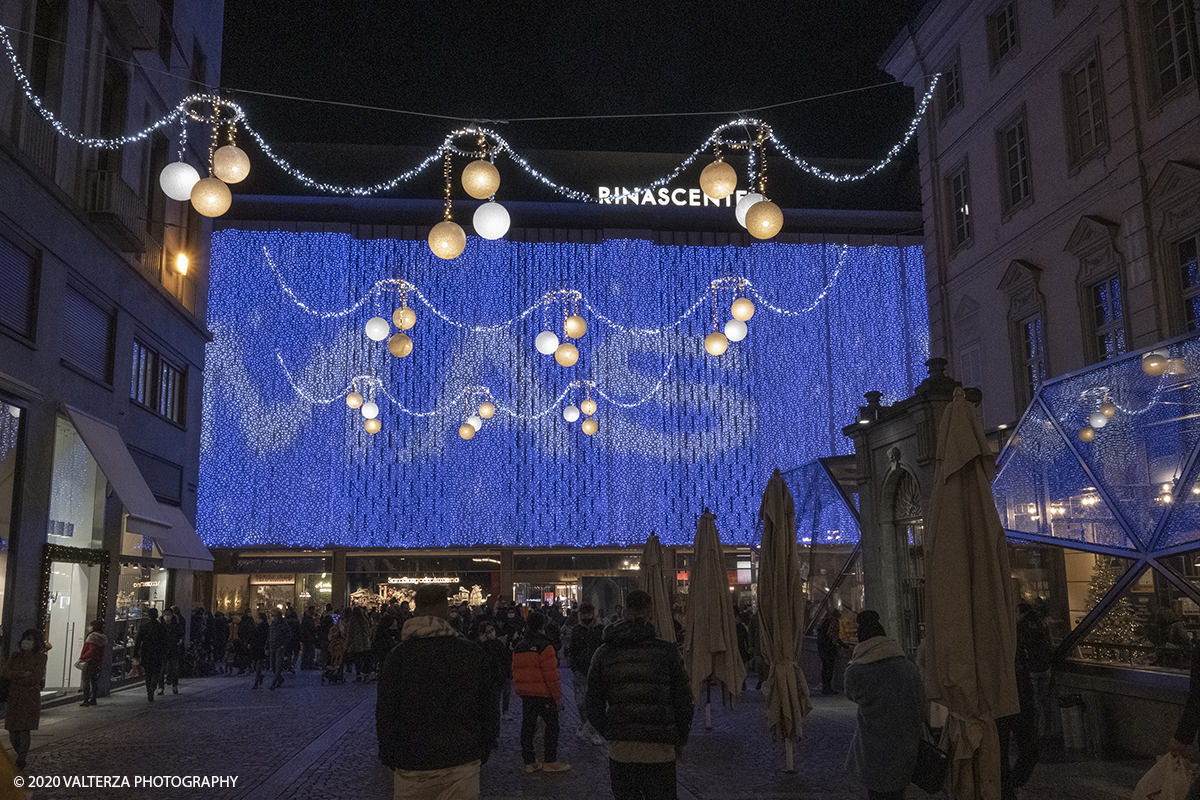 _DSF9391.jpg - 13/12/2020. Torino. Torino si prepara al Natale. Nella foto il palazzo della rinascente in via Lagrange