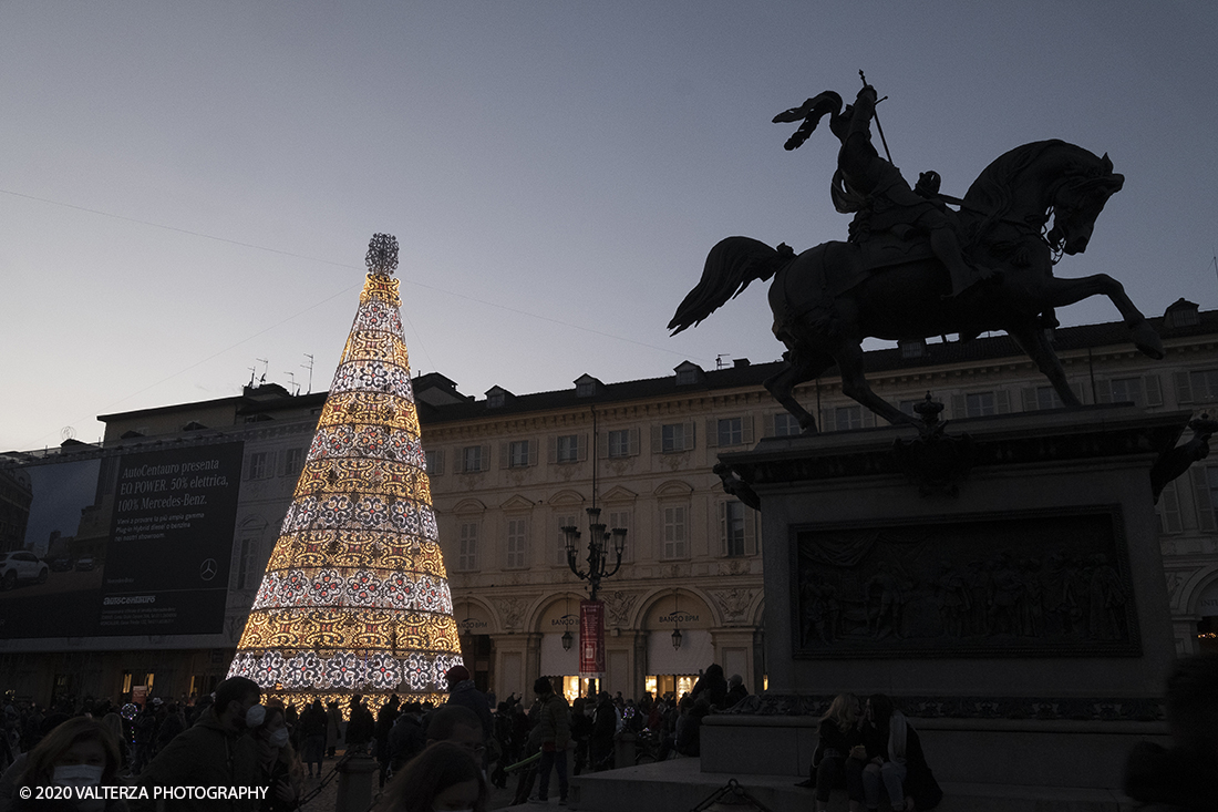 _DSF9688.jpg - 13/12/2020. Torino. Torino si prepara al Natale. Nella foto l'albero di natale di Piazza San Carlo