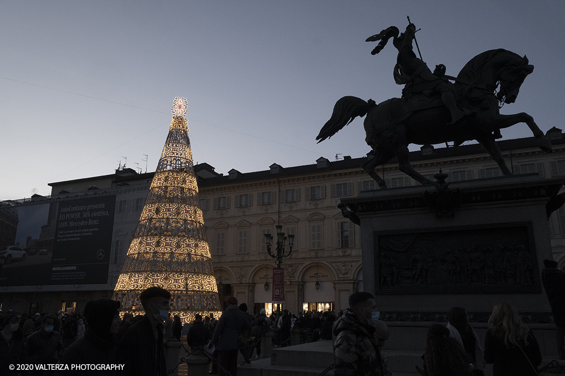 _DSF9691.jpg - 13/12/2020. Torino. Torino si prepara al Natale. Nella foto l'albero di natale di Piazza San Carlo