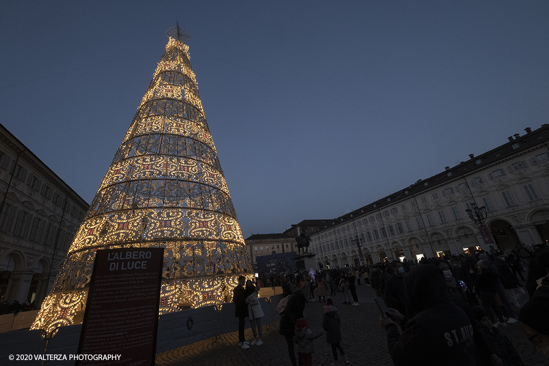 _DSF9700.jpg - 13/12/2020. Torino. Torino si prepara al Natale. Nella foto l'albero di natale di Piazza San Carlo