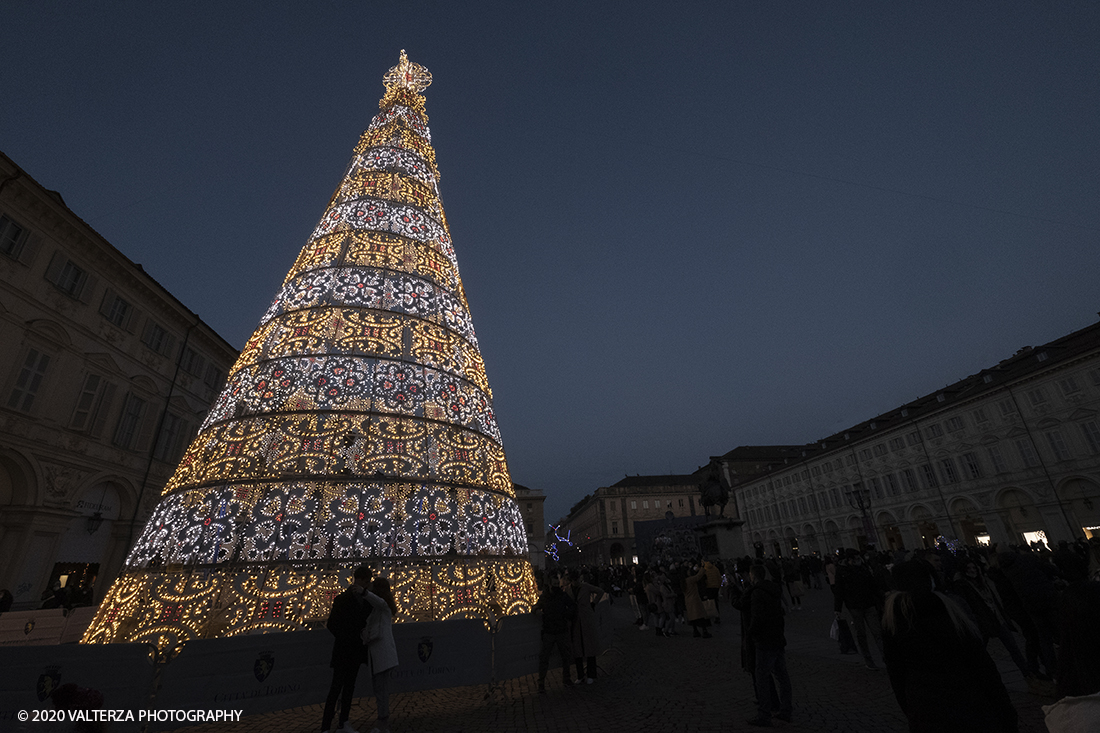 _DSF9711.jpg - 13/12/2020. Torino. Torino si prepara al Natale. Nella foto l'albero di natale di Piazza San Carlo