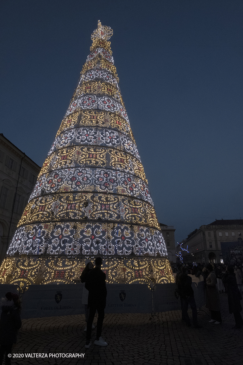 _DSF9721.jpg - 13/12/2020. Torino. Torino si prepara al Natale. Nella foto l'albero di natale di Piazza San Carlo