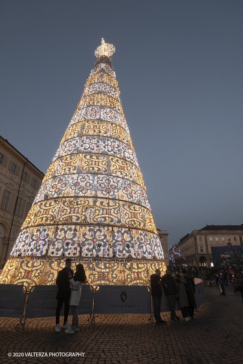 _DSF9731.jpg - 13/12/2020. Torino. Torino si prepara al Natale. Nella foto l'albero di natale di Piazza San Carlo