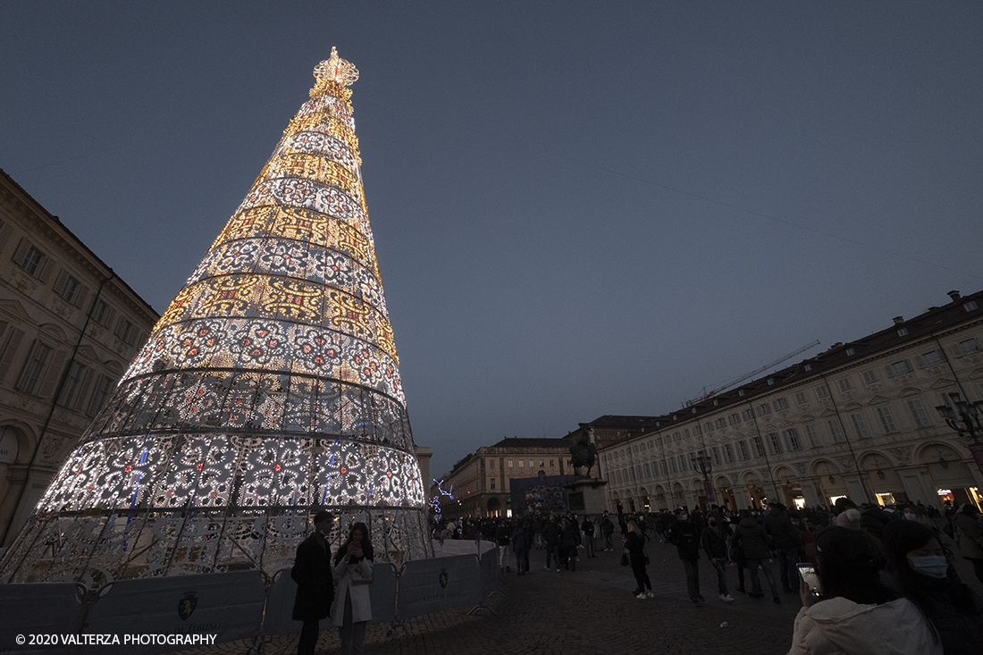 _DSF9739.jpg - 13/12/2020. Torino. Torino si prepara al Natale. Nella foto l'albero di natale di Piazza San Carlo