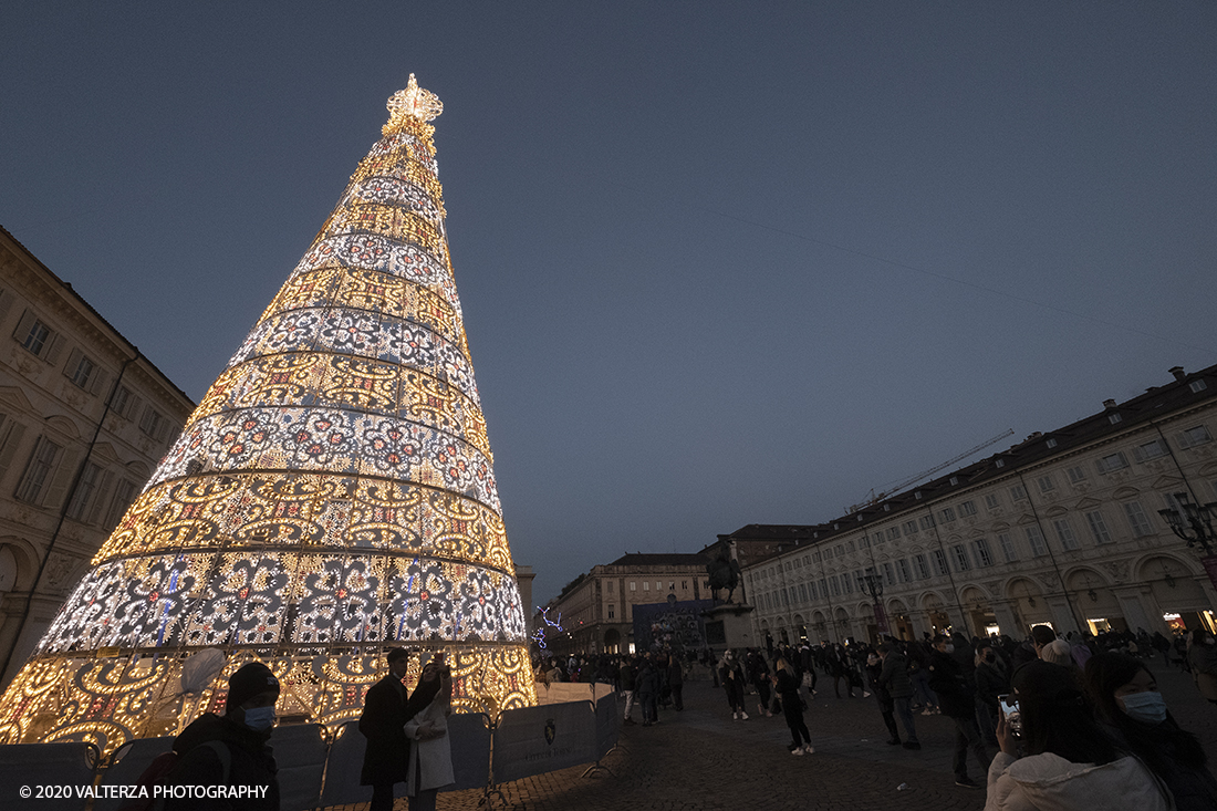 _DSF9742.jpg - 13/12/2020. Torino. Torino si prepara al Natale. Nella foto l'albero di natale di Piazza San Carlo