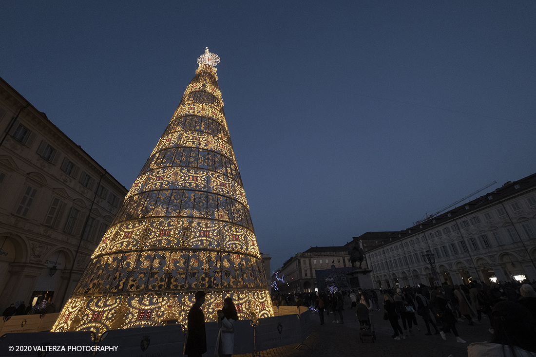 _DSF9745.jpg - 13/12/2020. Torino. Torino si prepara al Natale. Nella foto l'albero di natale di Piazza San Carlo