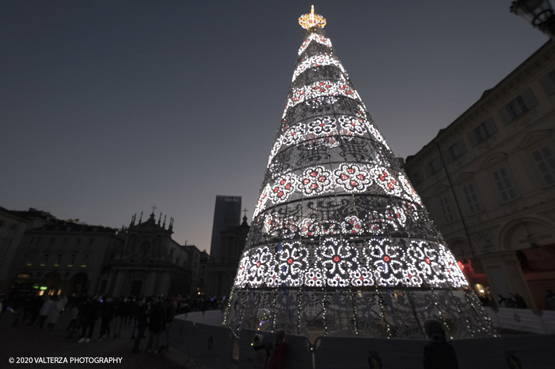 _DSF9763.jpg - 13/12/2020. Torino. Torino si prepara al Natale. Nella foto l'albero di natale di Piazza San Carlo