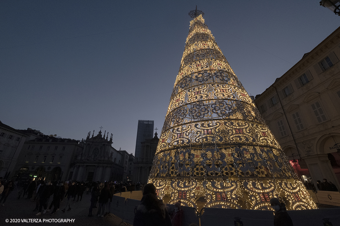 _DSF9765.jpg - 13/12/2020. Torino. Torino si prepara al Natale. Nella foto l'albero di natale di Piazza San Carlo